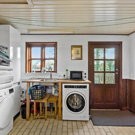 Dom wakacyjny Four-bedroom In Nordenbro Vesteregn